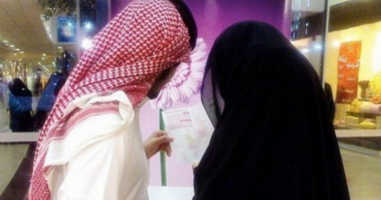بالصورة: شاب سعودي يفاجىء والدته بطريقة رائعة